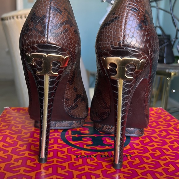 Tory Burch snake embossed heels - Picture 3 of 6